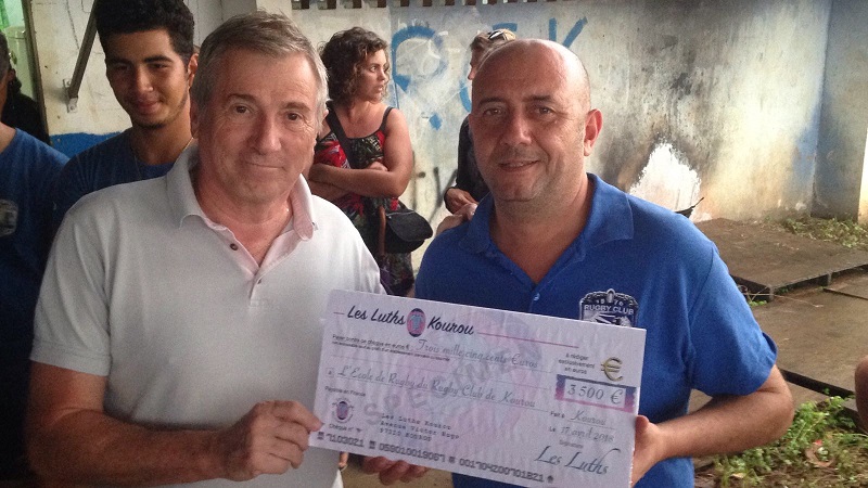 Remise du chèque pour les enfants du Rugby Club Kourou